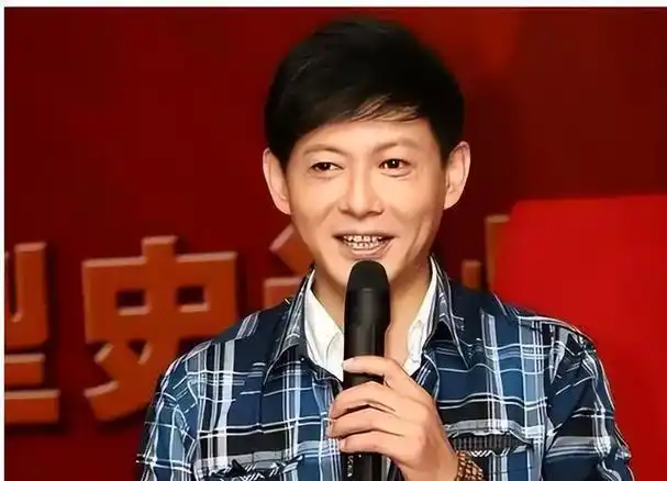 曾是"央视最帅男主持"!61岁重新复出,一脸"科技狠活"认不出