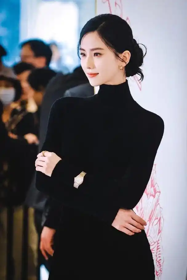 刘诗诗下车好优雅,侧脸是真美