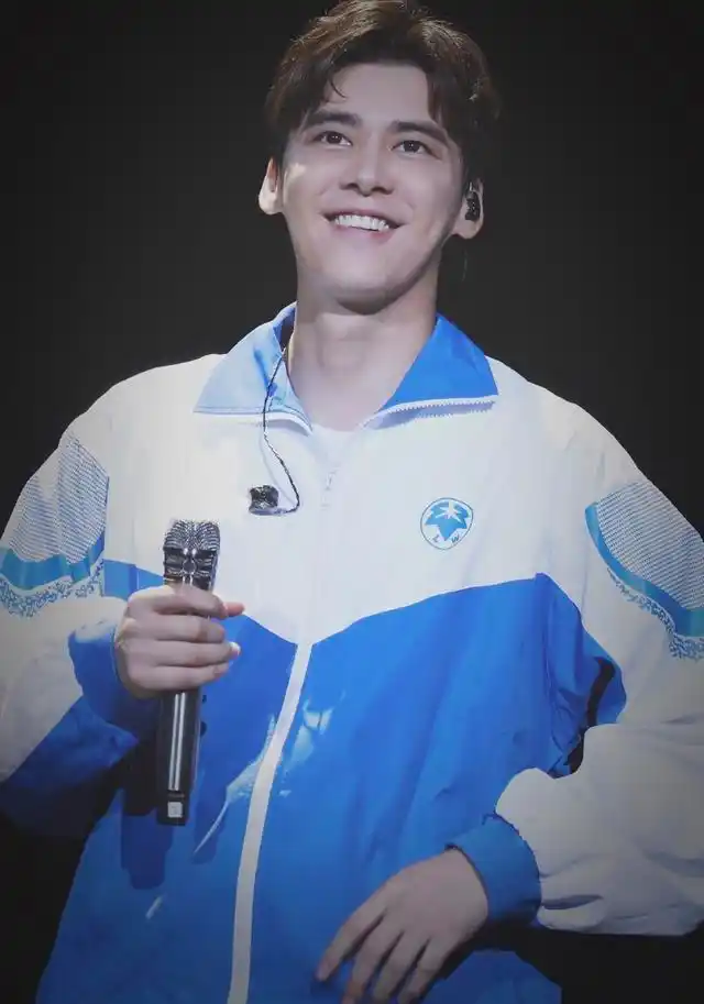 衣品不够颜来凑,全靠颜值撑起衣服的男神女神,你更喜欢谁?