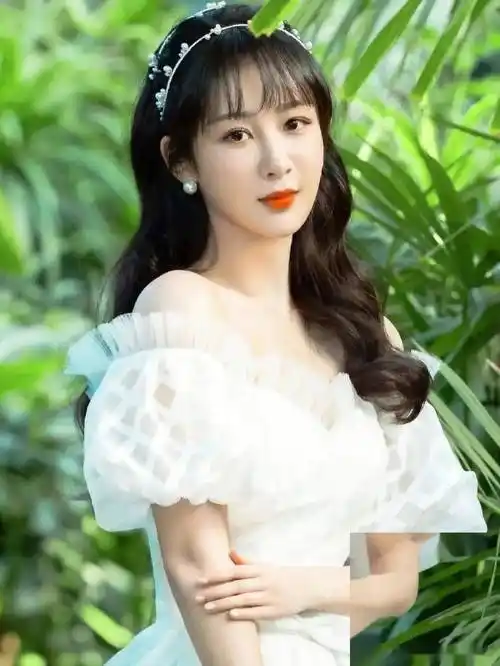 28岁杨紫美貌与写真相得益彰,成为娱乐圈的璀璨明星!