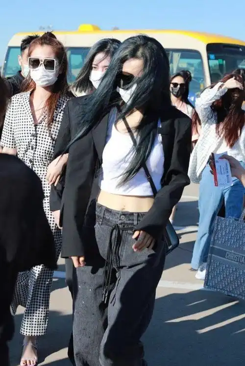 电视不许艺人纹身the9首秀喻言的遮挡方式很特别害惨了谢可寅