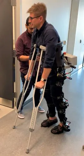 科学家利用人工智能改进假肢能实现自主行走