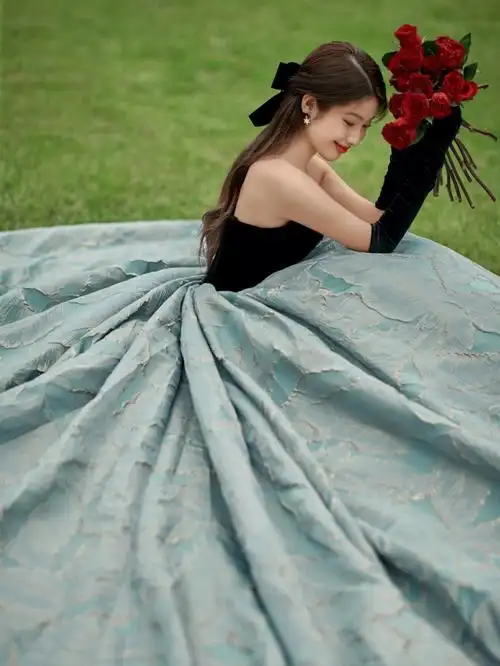 鞠婧祎法式婚纱照遇到森系大草坪