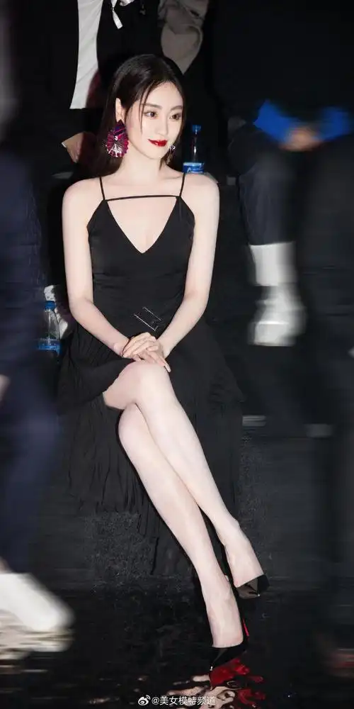 祝绪丹红唇黑裙明艳优雅活动写真