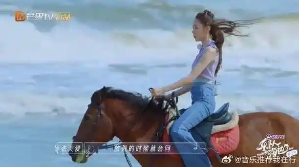 乐队的海边:张天爱骑马超专业,海边骑马帅气满分,太有气质了