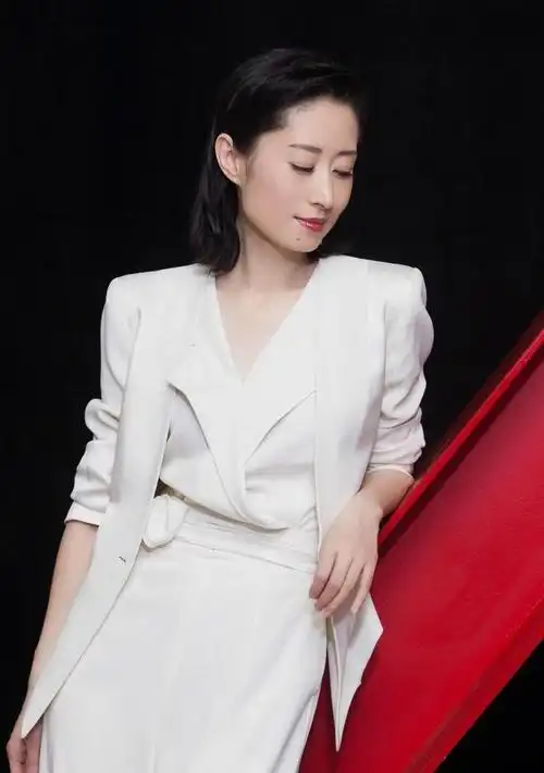 中年女人发量变少,建议试试刘敏涛这4款"短发",显年轻又时髦|发型