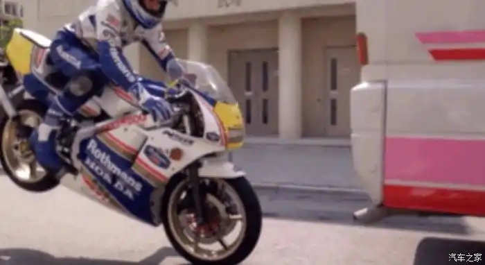 这三十年刘德华在电影里开过的摩托车型号