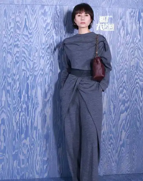 而且,身高才168的袁泉硬是把这套衣服穿出了超模的气质,霸气十足.