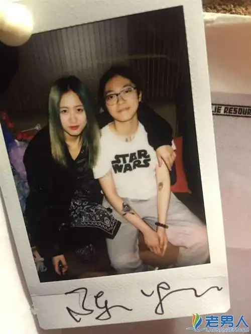 歌手les陈粒弯变直被骂 与女友祝星亲密照曝光