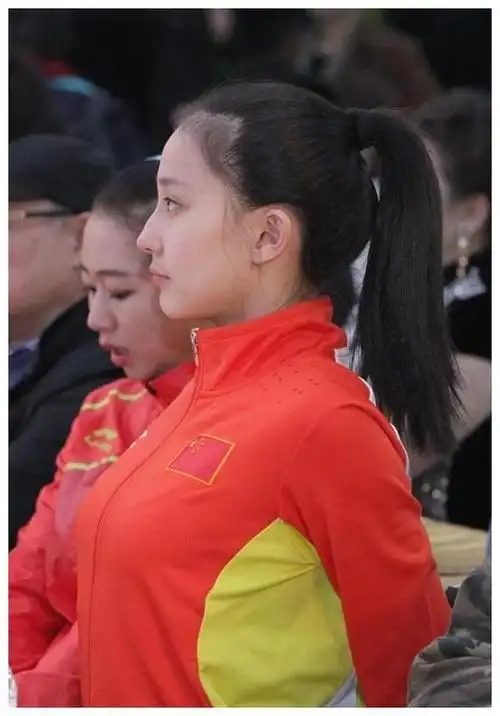 张豆豆,一个名字因一张"挺胸照"而声名大噪,她是艺术体操的一位优秀