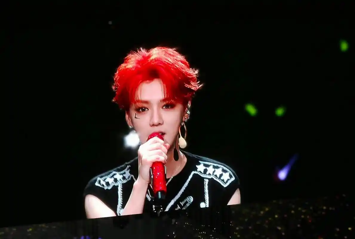 鹿晗红头发也好好看啊!