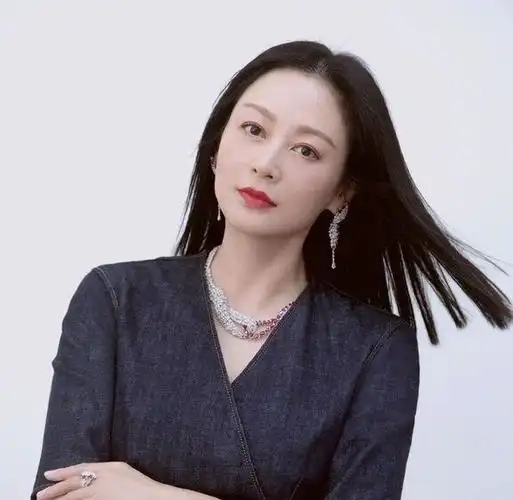 陈红被称为大陆第一美人两大名导为其着迷今55岁依旧年轻