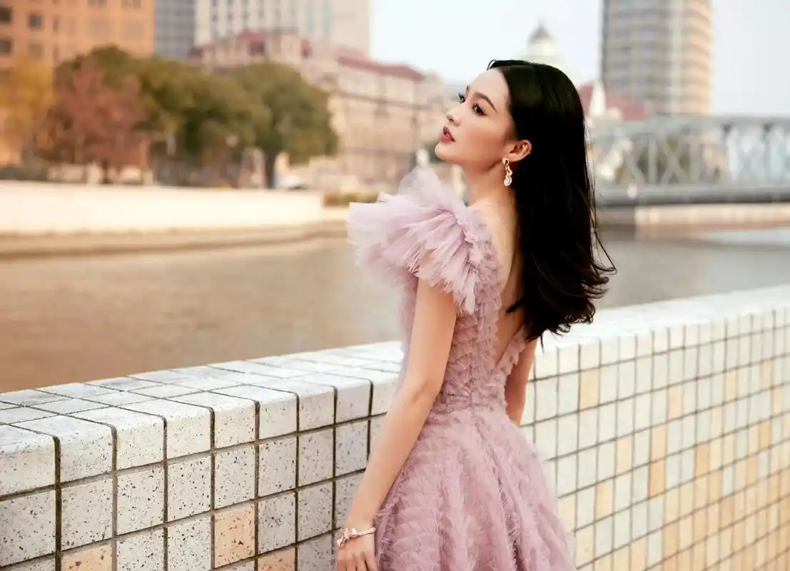 李沁活动新造型来袭,穿一条香芋紫薄纱长裙,唯美又仙气!