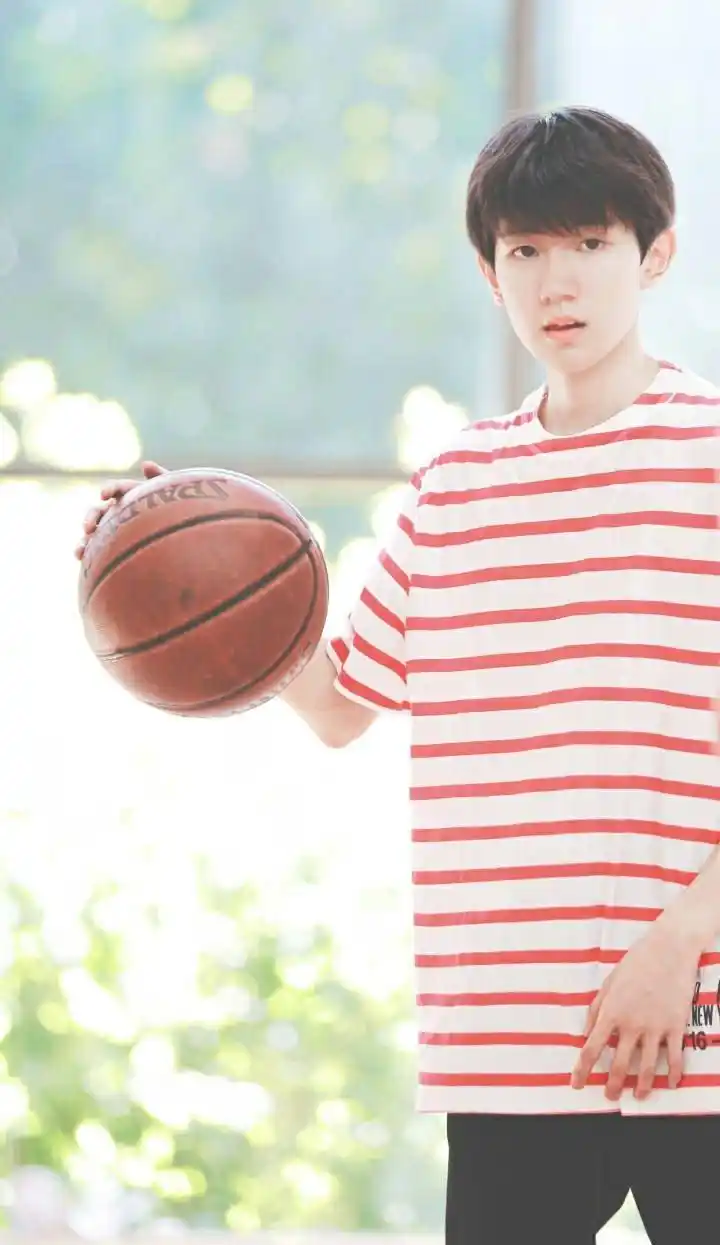 [王源][分享]190619 篮球男孩王源帅气上线 转球炫技样样精通--爱豆