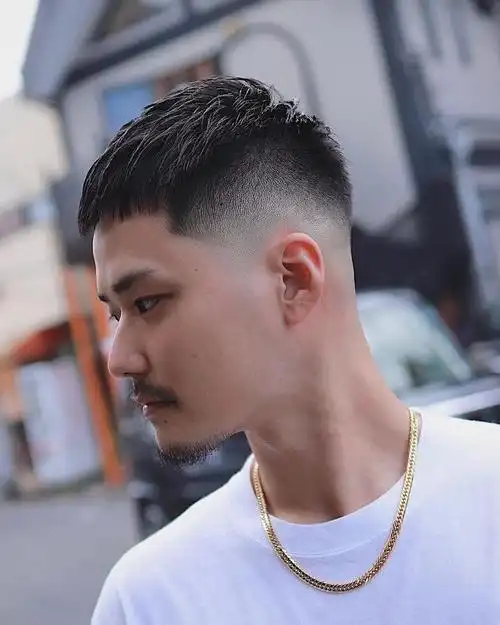 头发10来天不剪,就有点长了,让人看着很不精神,那么夏天男士发型到底