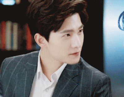 gif 杨洋 肖奈 恋爱后的大神开始小坏坏附身了