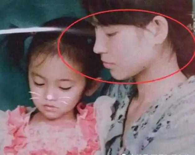 而"四千年美女"的基因自然是更加好了,特别是鞠婧祎的母亲照片被公布