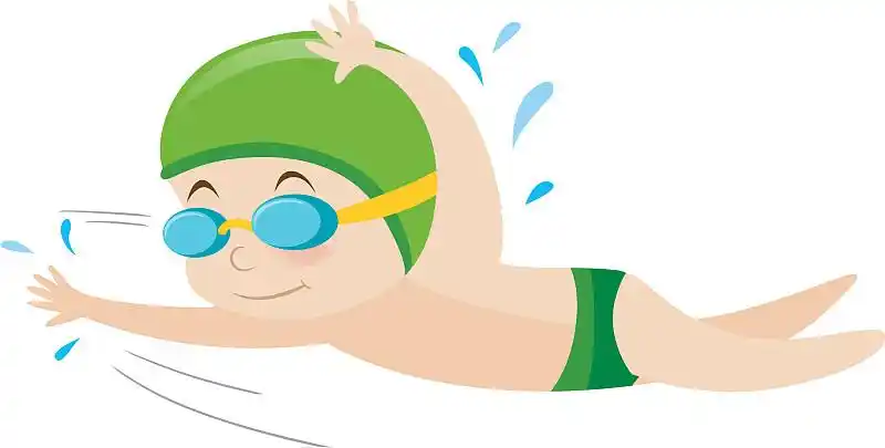 男孩在水里自由泳图片