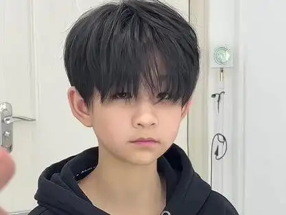 当小女孩剪了男生头 你们说哪个好看#剪发前vs剪发后 #武汉男士发型