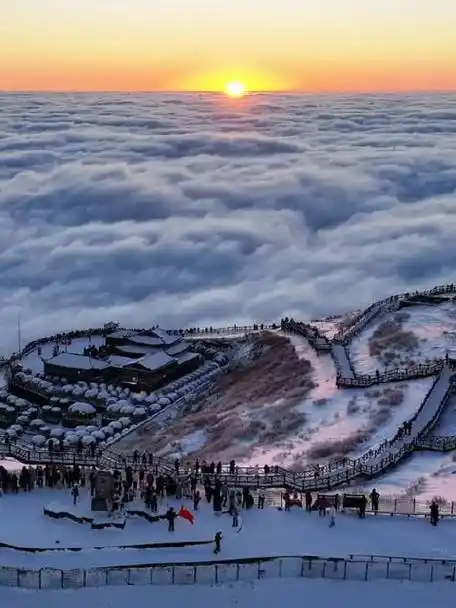 雪后的武功山现大面积云海景观 网友惊呼:宛若仙境