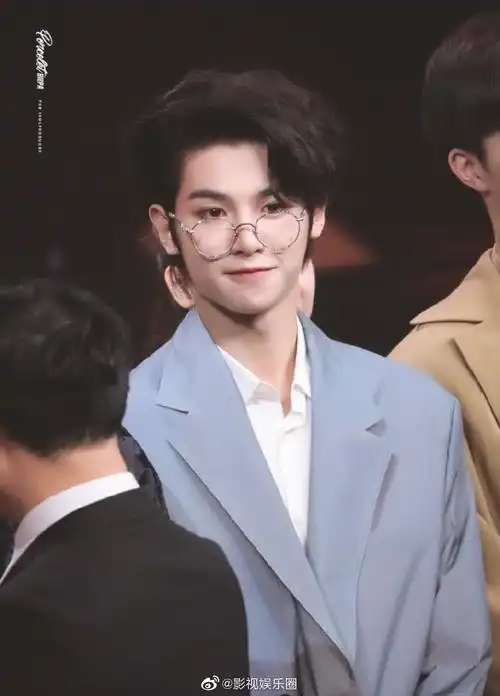 黄明昊眼镜造型小合集~ 眼镜杀眼神杀太可了!