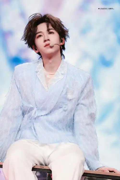 贺峻霖澳门演唱会绝美饭拍 甜酷随意切换……|贺峻霖|演唱会|小王子_