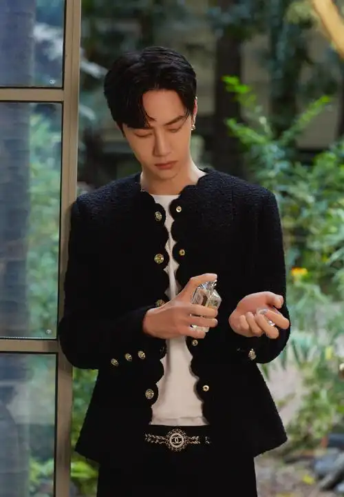 简介:王一博chanel活动照帅气写真,分享一组王一博图片给大家,图中的