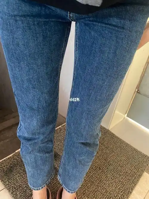 牛仔裤膝盖鼓包