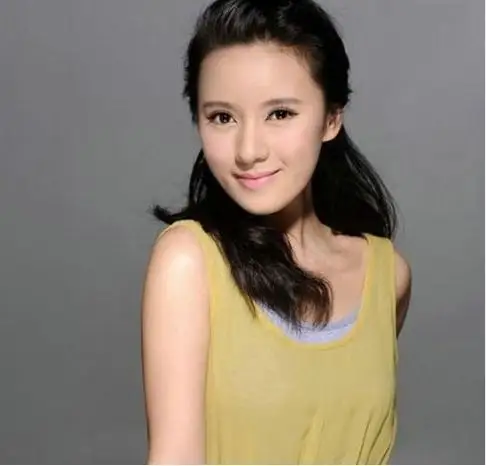 歌手许嵩的表妹余征瑶相恋,期间余征瑶多次在博客中秀恩爱,称陈晓痛惜