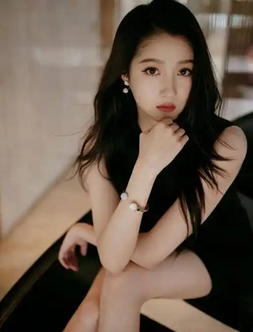 关晓彤穿黑色无袖连衣裙超靓!肤白貌美大长腿性感撩人_手臂_秀发_明亮