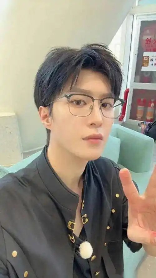 范丞丞录制节目意外受伤,安全警钟再敲响!