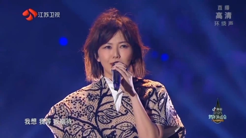 b>江苏卫视跨年 /b>:孙燕姿演唱经典歌曲《遇见》一勾起你的童年回忆