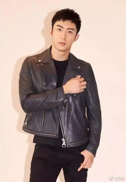 黄景瑜撞脸乾隆皇帝对比照一出,还真像!也有人说神似王大锤