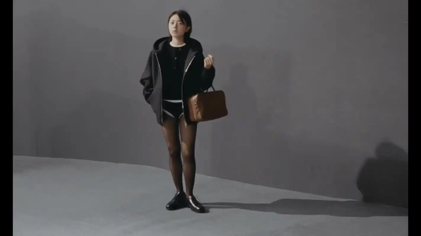 赵今麦这次拍的miumiu 时尚大片风格挺独特的.