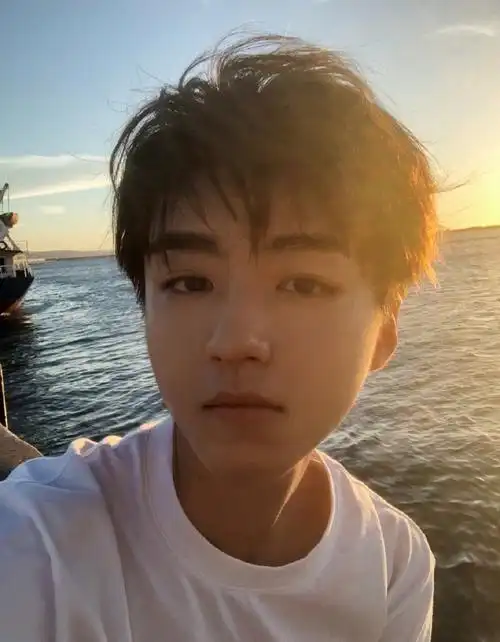 王俊凯图片王俊凯旅拍自拍照图片