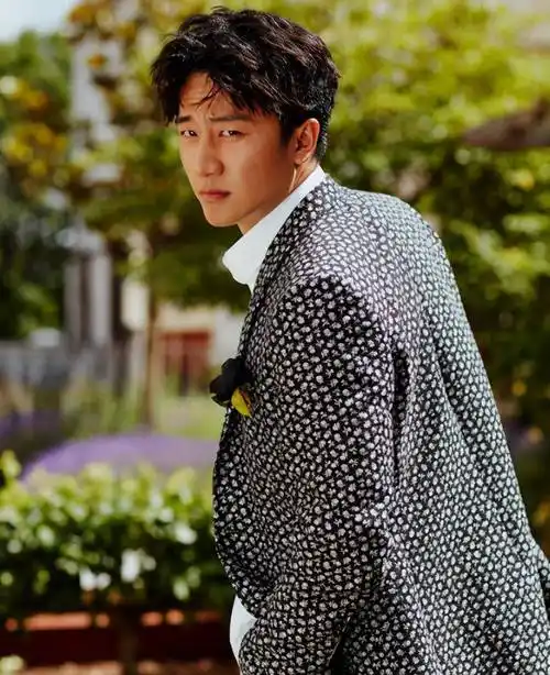 原创12岁父母分手出道又屡遭导演忽悠黄轩38岁和妈妈生活