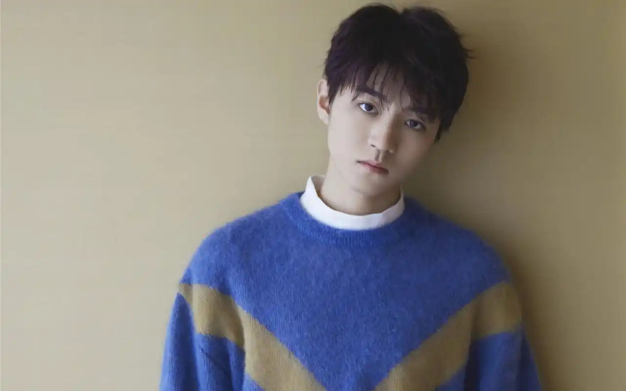 王俊凯休闲帅气图片电脑桌面壁纸