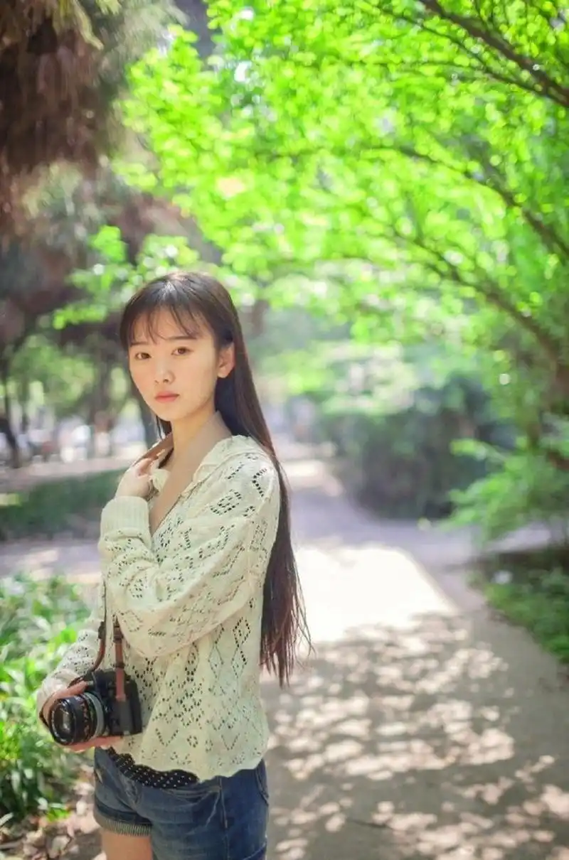 鞠婧祎出道前的照片,学生时代应该是很多男孩子喜欢的类型吧,以前是