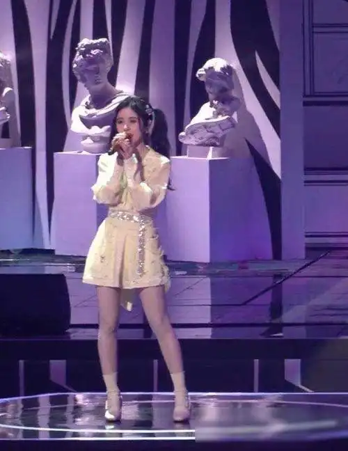 鞠婧祎穿短裙上台唱歌扭胯摆造型的那一刻确定身高159cm