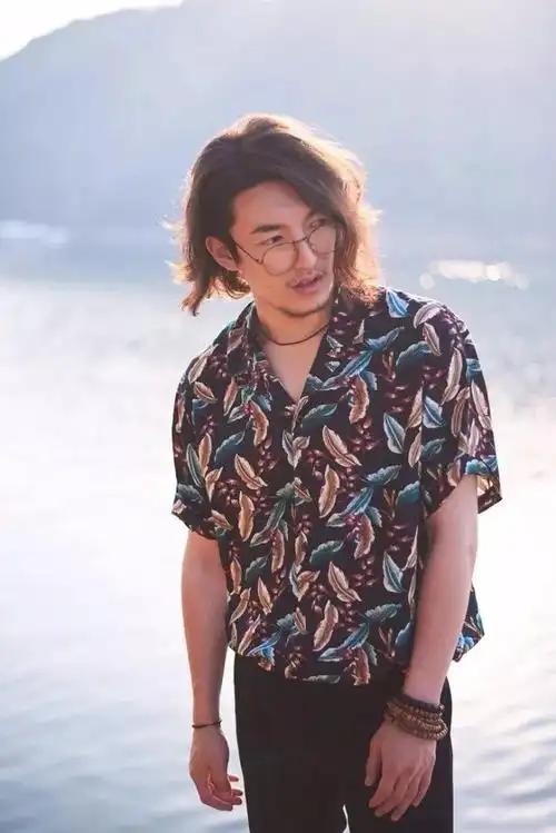 不仅仅是让在场的女生为之疯狂,也让网友疯狂搜索起这位叫亚森的"小