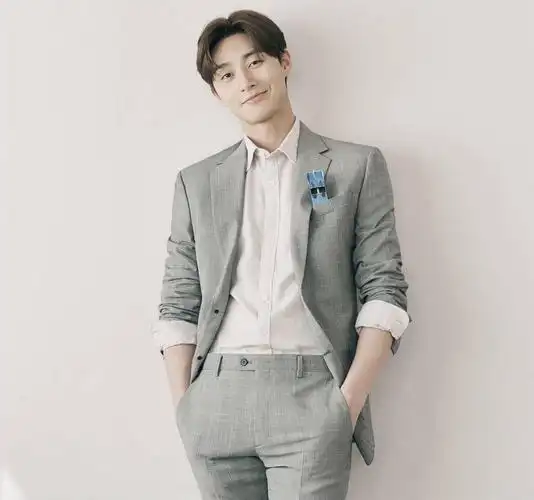 如果严格来讲,朴叙俊并不帅,他并不是大众所认可标