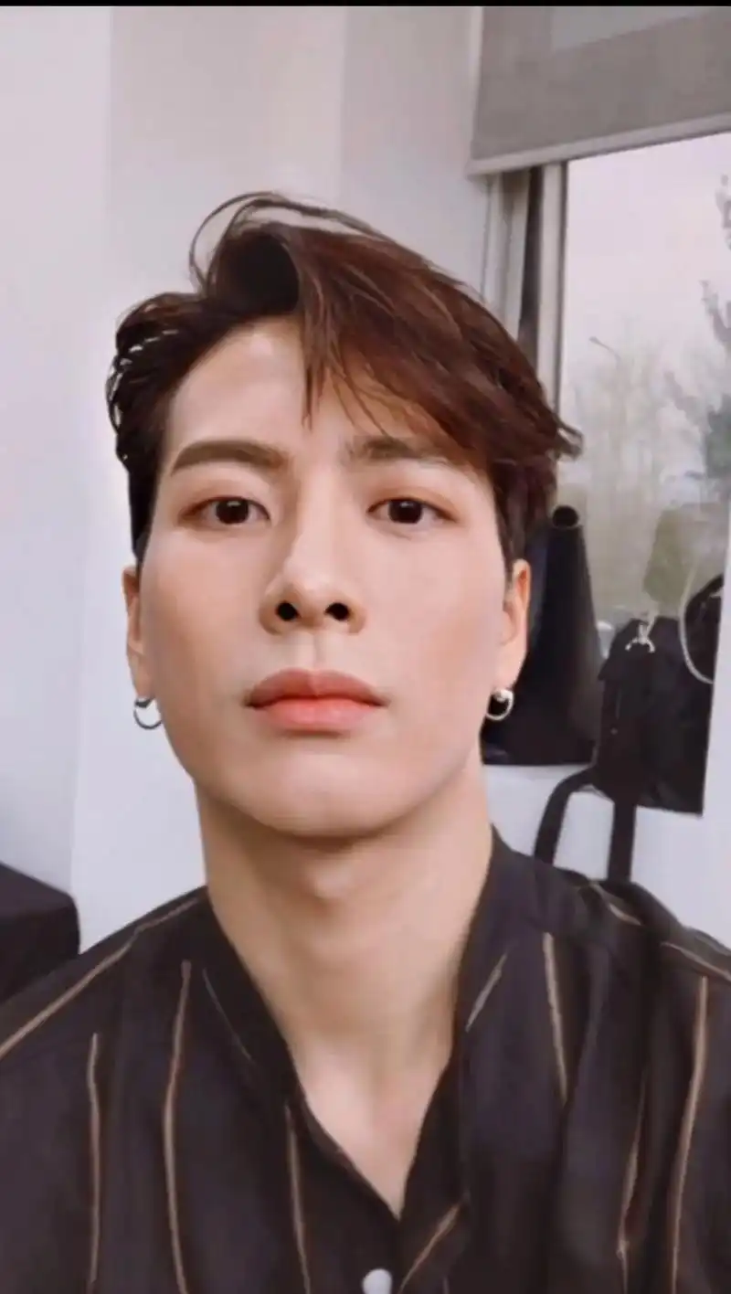 王嘉尔自拍组合照.#王嘉尔 #神颜 #自拍 - 抖音