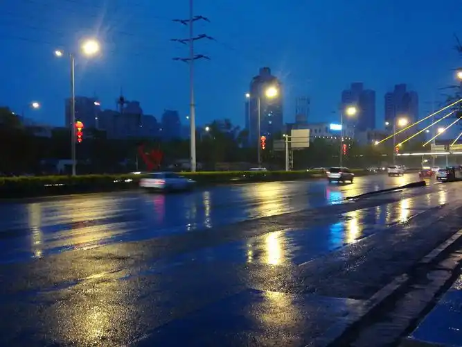 乌鲁木齐市区夜景一角.晚上的乌市高楼林立,灯火辉煌.非常漂亮