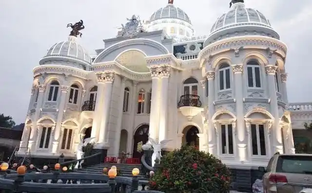 越南商人为自己建造一座宫殿般的豪宅
