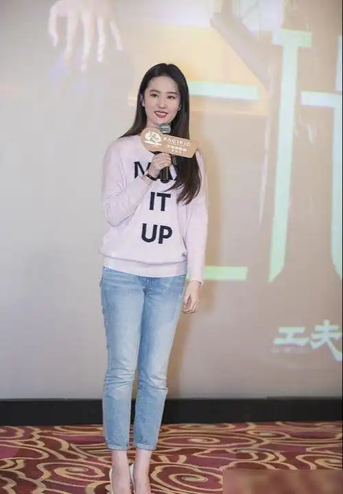 刘亦菲一身毛衣牛仔裤就出席活动反而显出好气质也就她能做到