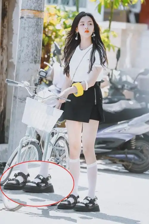 杨超越综艺look曝光,一袭娃娃裙俏皮减龄,却不料被"凉鞋"抢镜