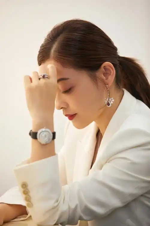 瘦下来的梅婷再次惊艳穿白西装尽显成熟知性气质不输袁泉