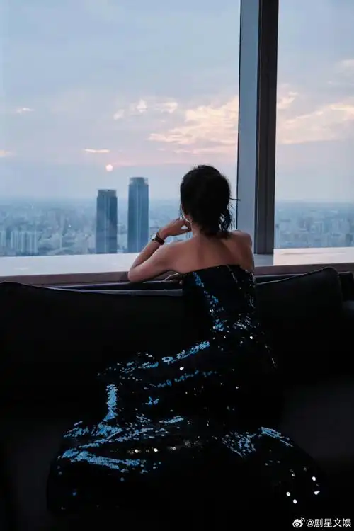 赵丽颖拍什么呢##赵丽颖窗边背影照