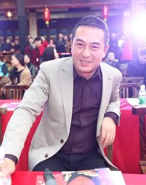 50岁张嘉译外出被拍,走路驼背直不起来,头发状态令人担忧_腰部_时候