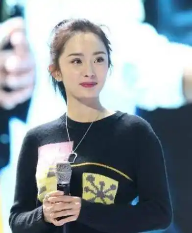 原创杨幂活动穿搭很随意近镜头却暴露真实年纪网友滤镜在哪